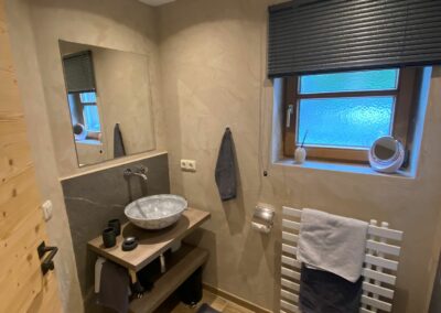Dusche/WC Doppelzimmer Ansicht 1